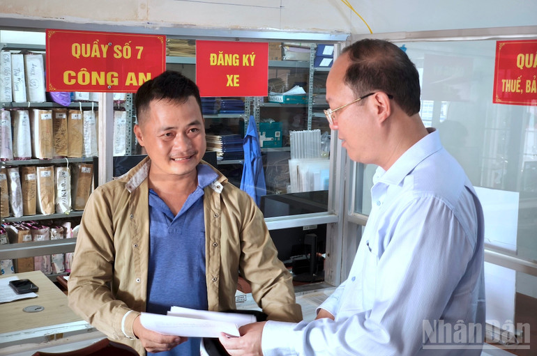 Bí thư Tỉnh ủy Cà Mau Nguyễn Hồ Hải (bìa phải) tiếp xúc và trò chuyện với người dân đến làm thủ tục hành chính tại Ủy ban nhân dân xã Trần Phán, tỉnh Cà Mau. ndo_br_ktra-1.jpg