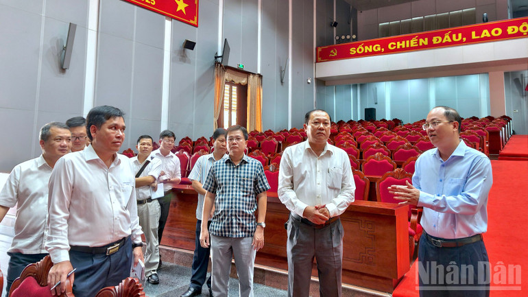 Bí thư Tỉnh ủy Cà Mau Nguyễn Hồ Hải (bìa phải) kiểm tra tại khu vực đại biểu tham dự Đại hội Đảng cấp tỉnh sắp diễn ra. ndo_br_ktra-7-8486.jpg