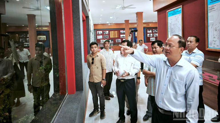 Bí thư Tỉnh ủy Cà Mau Nguyễn Hồ Hải (bìa phải) cùng đoàn công tác của Tỉnh ủy tham quan không gian trưng bày tại cụm tượng đài kỷ niệm chiến thắng Đầm Dơi-Cái Nước-Chà Là. ndo_br_ktra-3-5859.jpg