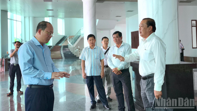 Phó Giám đốc Sở Văn hóa-Thể thao và Du lịch tỉnh Cà Mau Nguyễn Văn Đen (bìa phải) báo cáo nhanh với Bí thư Tỉnh ủy Cà Mau về điều kiện cơ sở vật chất tại Trung tâm hội nghị tỉnh. ndo_br_ktra-8-1764.jpg