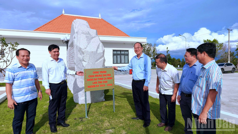 Theo chỉ đạo mới của Bí thư Tỉnh ủy Cà Mau, biển công trình chào mừng Đại hội lần thứ 17 của Cà Mau sẽ sửa lại thành lần thứ nhất, nhiệm kỳ 2025-2030. ndo_br_ktra-4-5808.jpg