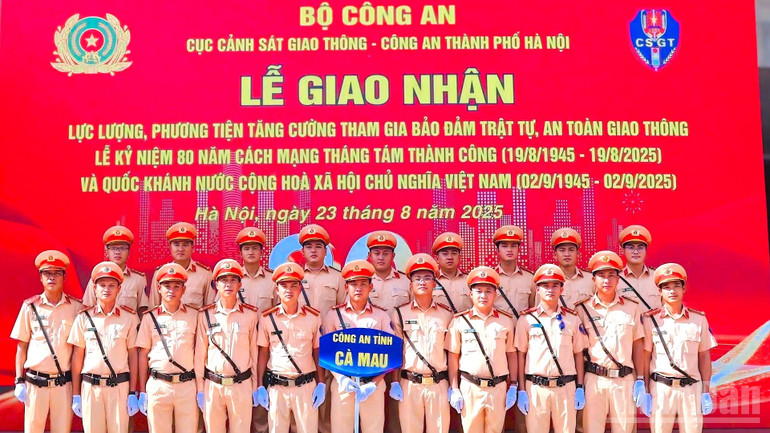 Đại diện cán bộ, chiến sĩ Cảnh sát giao thông Công an tỉnh Cà Mau tiếp nhận nhiệm vụ bảo đảm an toàn giao thông trong đại lễ Quốc khánh 2/9 tại Thủ đô Hà Nội. ndo_br_ban-phao-hoa-2-4368.jpg