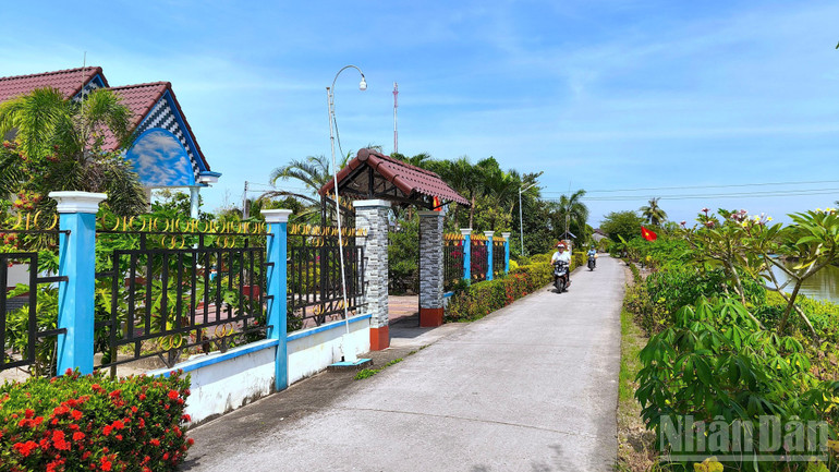 Vùng quê Cà Mau khang trang nhờ có sự đồng lòng của các tầng lớp nhân dân trong xây dựng nông thôn mới. ndo_br_ve-sinh-9.jpg