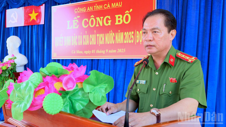 Đại tá Bùi Xuân Khởi, Phó Giám đốc, Thủ trưởng Cơ quan thi hành án hình sự Công an tỉnh Cà Mau, phát biểu tại buổi lễ công bố Quyết định đặc xá của Chủ tịch nước. ndo_br_dac-xa-3-9420.jpg