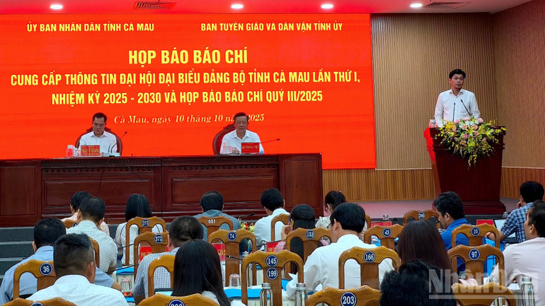 Phó Giám đốc Sở Tài chính tỉnh Cà Mau Trần Công Khanh (đứng, bìa phải) thông tin tình hình kinh tế-xã hội 9 tháng năm 2025. ndo_br_hop-bao-3-2984.jpg