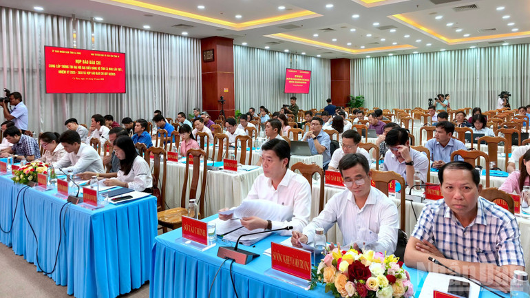 Đông đảo sở, ngành và nhà báo tham dự cuộc họp báo tại Cà Mau vào chiều 10/10. ndo_br_hop-bao-4-5404.jpg