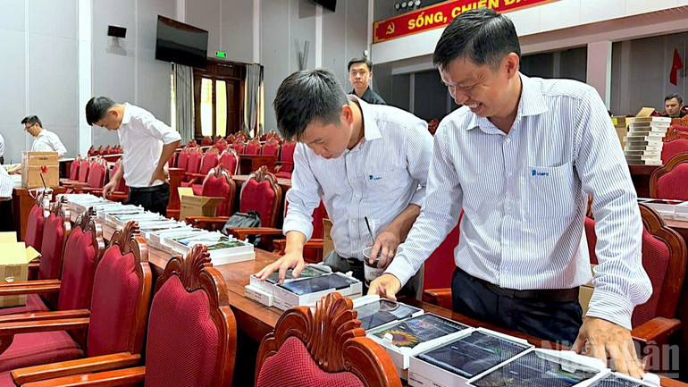 Kiểm tra vận hành thiết bị phục vụ cho "Đại hội không giấy" tại Cà Mau. ndo_br_hop-bao-5-1756.jpg