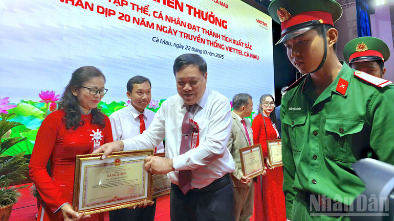 Phó Bí thư Tỉnh ủy, Chủ tịch Ủy ban nhân dân tỉnh Cà Mau Phạm Thành Ngại (sơ mi trắng) tặng Bằng khen cho các cá nhân có thành tích xuất sắc của Viettel Cà Mau. ndo_br_viettel-8-9179.jpg