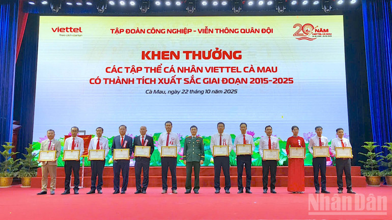 Đại diện Tập đoàn Công nghiệp-Viễn thông Quân đội trao tặng Bằng khen cho các cá nhân của Viettel Cà Mau có nhiều đóng góp trong hành trình 20 năm. ndo_br_viettel-6-8819.jpg