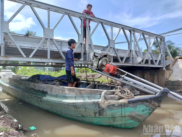 Một trong những cây cầu đã hoàn thành có độ thông thuyền chỉ 2.5m gây khó khăn cho người dân khi lưu thông vào vùng muối. ndo_br_muoi-4.jpg