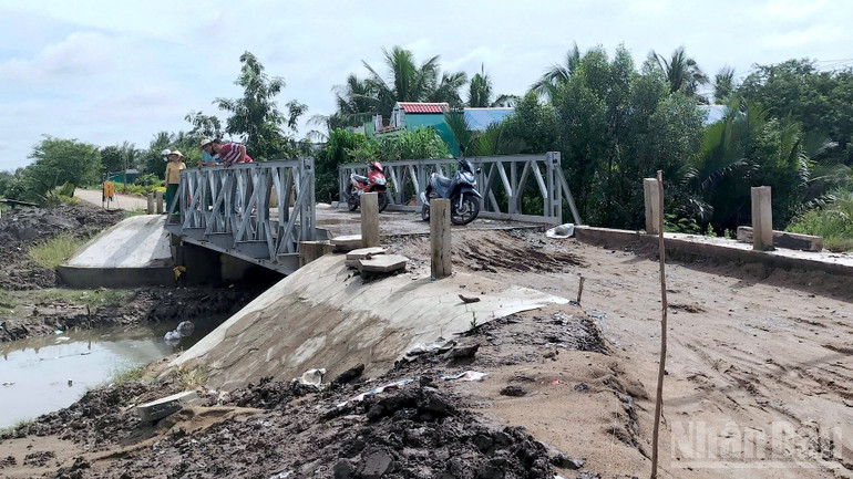 Một đoạn tuyến giao thông Dự án thành phần số 7, thuộc chương trình nâng cấp hạ tầng đồng muối Đông Hải. ndo_br_muoi-3-9752.jpg