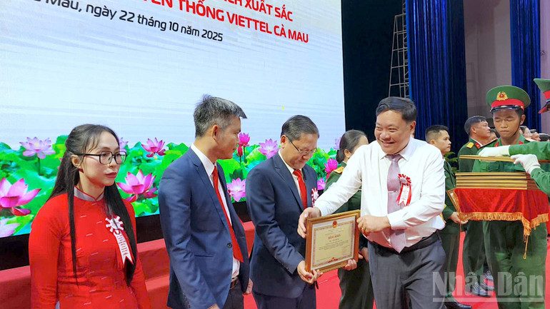Phó Bí thư Tỉnh ủy, Chủ tịch Ủy ban nhân dân tỉnh Cà Mau Phạm Thành Ngại (sơ mi trắng) tặng Bằng khen cho các cá nhân có thành tích xuất sắc của Viettel Cà Mau. ndo_br_viettel-10-1343.jpg