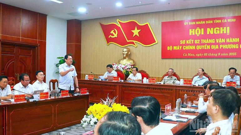 Phó Chủ tịch Ủy ban nhân dân tỉnh Cà Mau Lâm Văn Bi (đứng) tham gia ý kiến tại Hội nghị. ndo_br_2-cap-4-9453-351.jpg