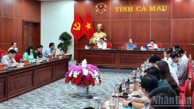 Quang cảnh hội nghị của Thường trực Tỉnh ủy Cà Mau vào chiều 26/6. ndo_br_chinh-quyen-4-1106.jpg