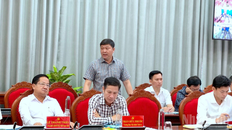 Chủ tịch Ủy ban nhân dân huyện Đầm Dơi (tỉnh Cà Mau) Lê Minh Hiền báo cáo kết quả nổi bật trong vận hành thử nghiệm cấp xã tại địa phương mình. ndo_br_chinh-quyen-2-1387.jpg
