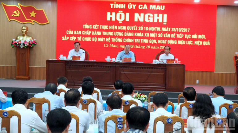 Leaders of Ca Mau province (top) attended and chaired the conference to summarize 8 years of implementing Resolution No. 18-NQ/TW of the Central Executive Committee. ndo_br_nq-1-3469.jpg