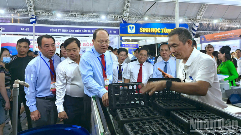 Ngày hội Cua Cà Mau, quyết tâm nâng tầm thương hiệu quốc gia “Hương rừng-Vị biển” ndo_br_khai-mac-13-5536.jpg