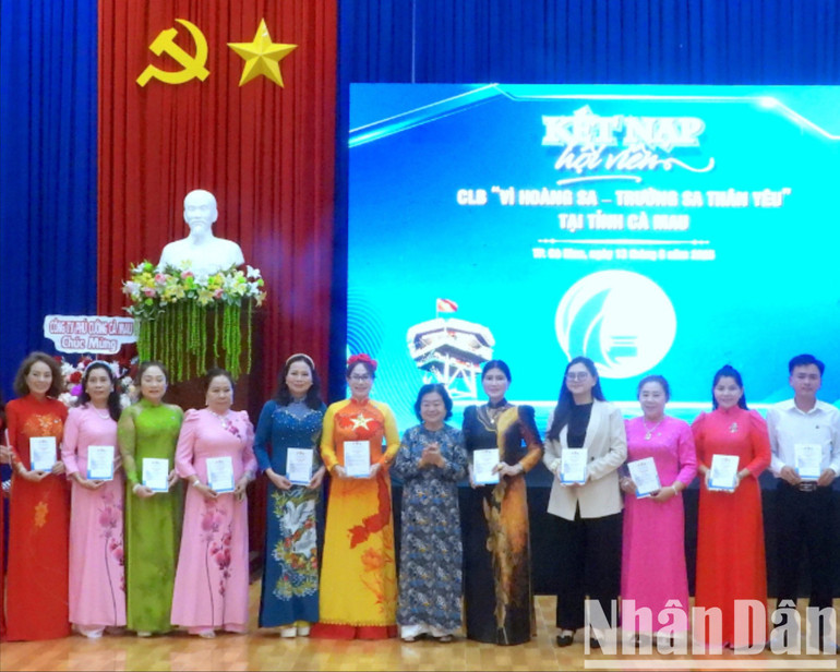 Bà Trương Mỹ Hoa (giữa) trao thẻ kết nạp hội viên mới Câu lạc bộ “Vì Hoàng Sa-Trường Sa thân yêu”. hoc-bong-6-7126.jpg