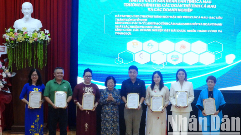 Bà Trương Mỹ Hoa (giữa) trao thư cảm ơn đến các nhà tài trợ. hoc-bong-8-5157.jpg