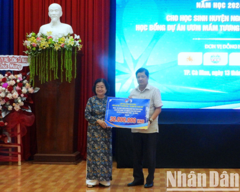 Bà Trương Mỹ Hoa trao tượng trưng hỗ trợ 30 suất học bổng cho học sinh vượt khó huyện Ngọc Hiển, tỉnh Cà Mau hoc-bong-7-6017.jpg