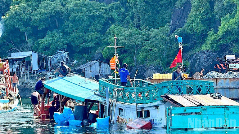 Tàu cá gặp nạn được lực lượng tuần tra Đồn Biên phòng Hòn Chuối hỗ trợ trục vớt, lai dắt vào nơi an toàn vào sáng 21/9. ndo_br_hon-chuoi-1-9448.jpg