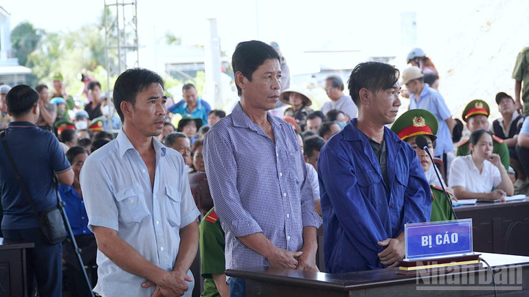 Cà Mau xét xử nhóm đưa người trái phép qua nước ngoài khai thác hải sản ndo_br_toa-2-3148.jpg