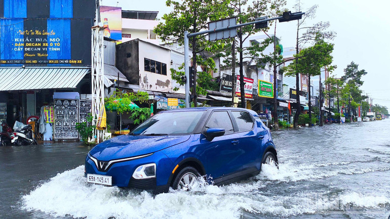 Một đoạn trên tuyến quốc lộ qua địa phận tỉnh Cà Mau bị ngập nước, gây khó khăn cho người dân khi lưu thông. ndo_br_ngap-2-4129.jpg