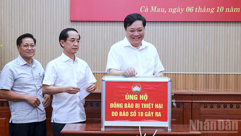 Phó Bí thư Tỉnh ủy, Chủ tịch Ủy ban nhân dân tỉnh Cà Mau Phạm Thành Ngại (bìa phải), cùng đại diện lãnh đạo Tỉnh ủy và Hội đồng nhân dân tỉnh quyên góp tại buổi lễ phát động. ndo_br_ung-ho-1-8352.jpg