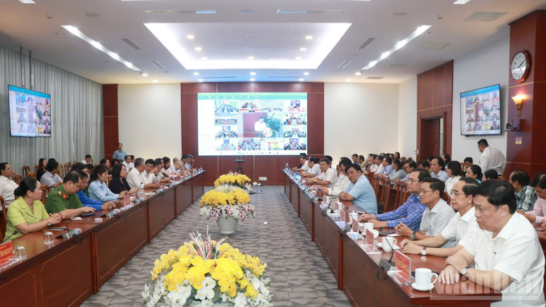 Lãnh đạo tỉnh Cà Mau và các ban, ngành, đoàn thể tỉnh tham dự lễ phát động quyên góp ủng hộ đồng bào bị thiệt hại do bão số 10. ndo_br_ung-ho-6-6454.jpg