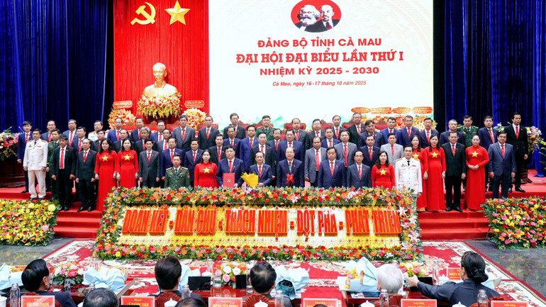 សម្ពោធគណៈកម្មាធិការប្រតិបត្តិនៃគណៈកម្មាធិការបក្សខេត្ត Ca Mau សម្រាប់អាណត្តិ 2025-2030 ដែលមានសមមិត្តចំនួន 56។ ra-mat-ban-chap-hanh-khoa-moi-631.jpg