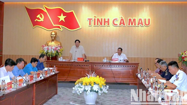 Chủ tịch Ủy ban nhân dân tỉnh Cà Mau Phạm Thành Ngại phát biểu tại hội nghị. gian-lan-4-3332.jpg