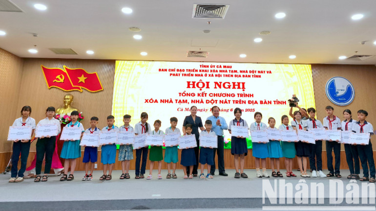 Lãnh đạo tỉnh Cà Mau trao hỗ trợ học bổng cho các em học sinh có hoàn cảnh khó khăn tại hội nghị. nha-tam-3-8143.jpg