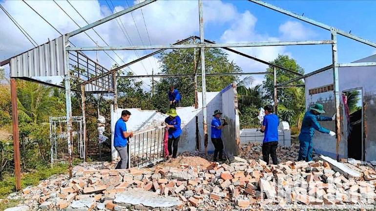 Đoàn viên, thanh niên Cà Mau hỗ trợ giúp dân tháo dỡ nhà cũ, tiết kiệm chi phí xây dựng nhà. nha-tam-6-1190-1152.jpg