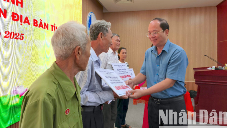 Bí thư Tỉnh ủy Cà Mau Nguyễn Hồ Hải trao sinh kế cho nhóm đối tượng yếu thế tại hội nghị. nha-tam-1-4708.jpg