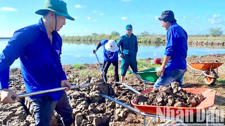 Đoàn viên, thanh niên Cà Mau hỗ trợ ngày công giúp dân khiêng đất đắp nền nhà. nha-tam-10-1779.jpg