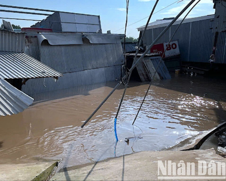 Nhà dân dọc tuyến sông Đầm Dơi trên địa bàn ấp Vàm Đầm (xã Nguyễn Huân) bị nhấn chìm xuống sông do sạt lở đất. sat-lo-2-2458.jpg