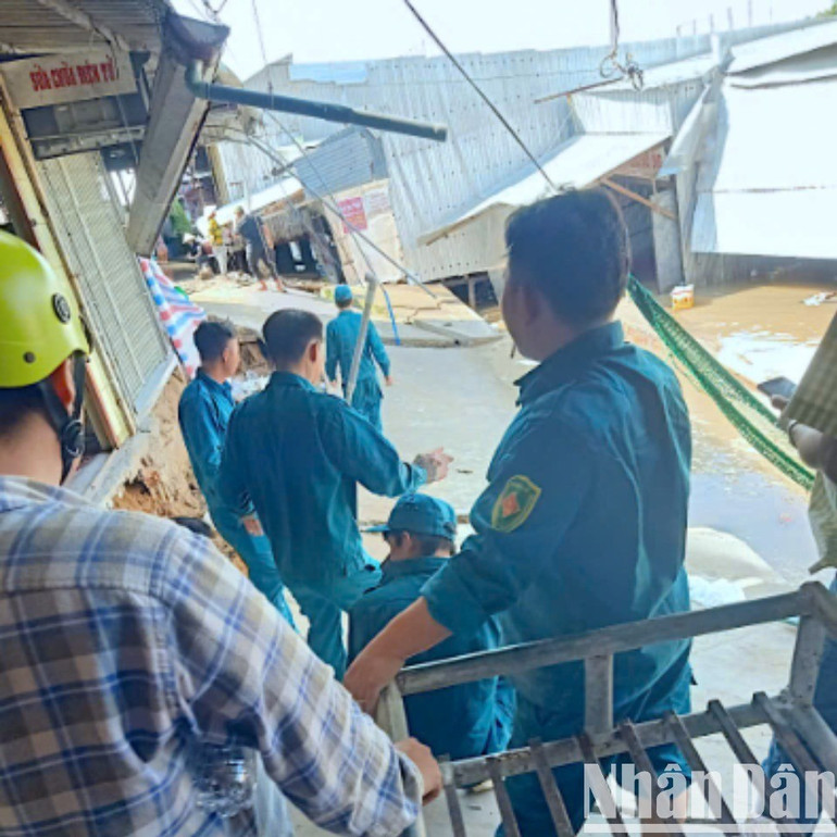 Lực lượng chức năng địa phương hỗ trợ di dời đồ đạc trong nhà giúp dân sau vụ sạt lở ở ấp Vàm Đầm, xã Nguyễn Huân, huyện Đầm Dơi. sat-lo-10-2172.jpg