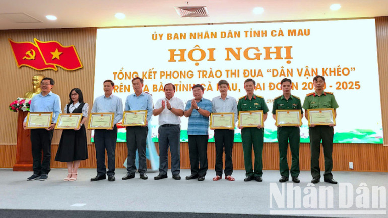 Tặng Bằng khen của Chủ tịch Ủy ban nhân dân tỉnh Cà Mau cho các tập thể có thành tích xuất sắc, thực hiện Phong trào thi đua “Dân vận khéo”. dan-van-kheo-3-9416.jpg