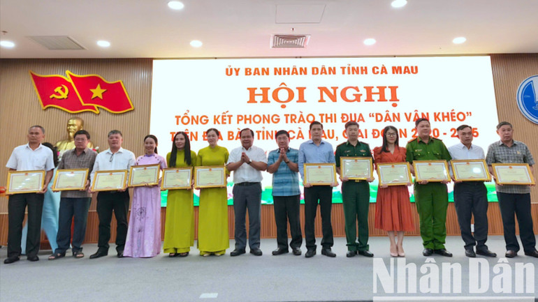 Phó Chủ tịch Ủy ban nhân dân tỉnh Cà Mau Nguyễn Minh Luân (giữa) tặng Bằng khen của Chủ tịch tỉnh cho các cá nhân có thành tích xuất sắc thực hiện phong trào thi đua “Dân vận khéo” . dan-van-kheo-1-5692.jpg