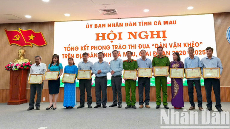 Trưởng Ban Tuyên giáo và Dân vận tỉnh Cà Mau Hồ Trung Việt (thứ 5 từ trái qua) tặng Bằng khen của Chủ tịch tỉnh cho các tập thể xuất sắc thực hiện Phong trào thi đua “Dân vận khéo” . dan-van-kheo-2-2941.jpg