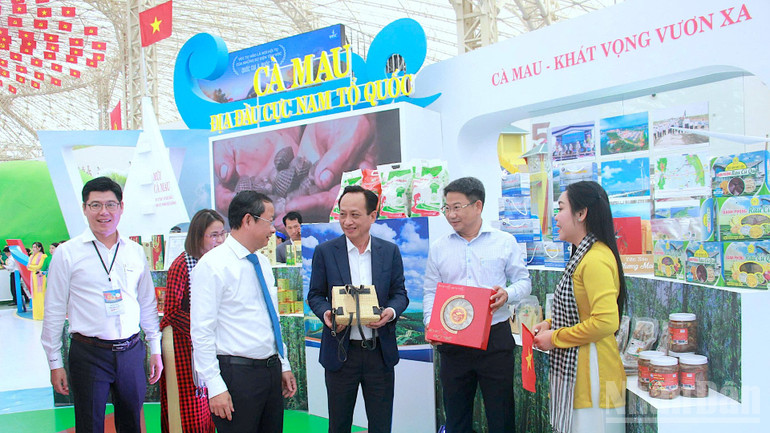 Phó Bí thư Tỉnh ủy, Chủ tịch Hội đồng nhân dân tỉnh Cà Mau Phạm Văn Thiều (giữa) tại không gian trưng bày thành tựu của tỉnh Cà Mau tại Hà Nội vào tháng 9/2025. ndo_br_thieu-2-6764.jpg