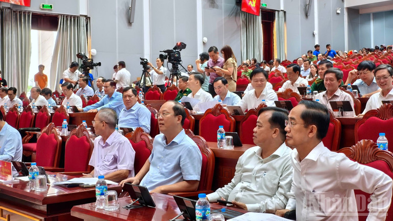 Thường trực Tỉnh ủy và các lãnh đạo tỉnh Cà Mau tham gia tại lễ tổng duyệt vào sáng 13/10. ndo_br_tong-duyet-2-5715.jpg