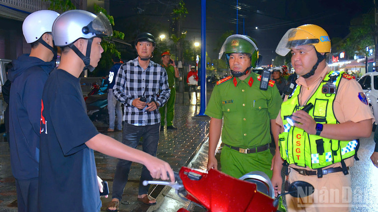 Tổ công của Công an Cà Mau tăng cường tuần tra khép kín địa bàn, bảo đảm an ninh trật tự các địa điểm diễn ra sự kiện trong chuỗi Đại hội. ndo_br_tong-duyet-9-4167.jpg
