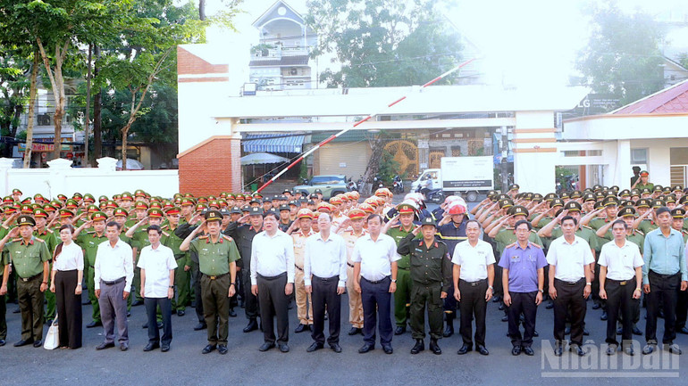Lãnh đạo tỉnh Cà Mau và lãnh đạo các sở, ngành tỉnh tham dự Lễ ra quân cao điểm bảo vệ an ninh trật tự Đại hội đảng bộ tỉnh. ndo_br_tong-duyet-7-1680-8546.jpg