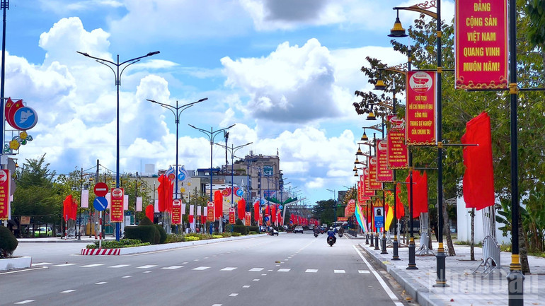 Đường phố Cà Mau rực rỡ sắc cờ và các thông tin tuyên truyền về Đại hội đảng cấp tỉnh sắp diễn ra. ndo_br_tong-duyet-5-2678.jpg