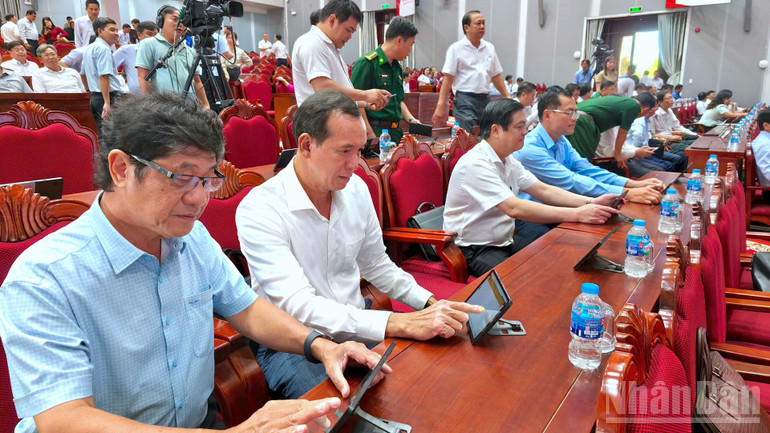 Các đại biểu tại lễ tổng duyệt và sáng 13/10 thao tác thử nghiệm các dữ liệu về Đại hội được tích hợp trên máy tính bảng. ndo_br_tong-duyet-4-9647.jpg