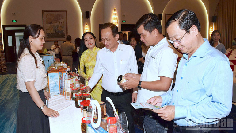 Phó Bí thư Tỉnh ủy, Chủ tịch Hội đồng nhân dân tỉnh Cà Mau Phạm Văn Thiều tại không gian trưng bày của Hội thảo chuyên đề “Định vị thương hiệu du lịch Cà Mau trong tổng thể du lịch quốc gia”. ndo_br_thieu-1-6002.jpg