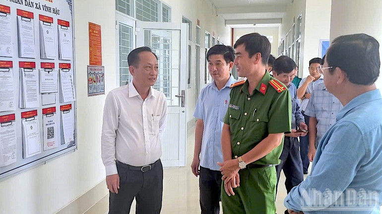 Phó Bí thư Tỉnh ủy, Chủ tịch Hội đồng nhân dân tỉnh Cà Mau Phạm Văn Thiều (bìa trái) kiểm tra thực tế vận hành chính quyền địa phương 2 cấp tại xã Vĩnh Hậu, tỉnh Cà Mau. ndo-br-thieu-4-1275-289.jpg