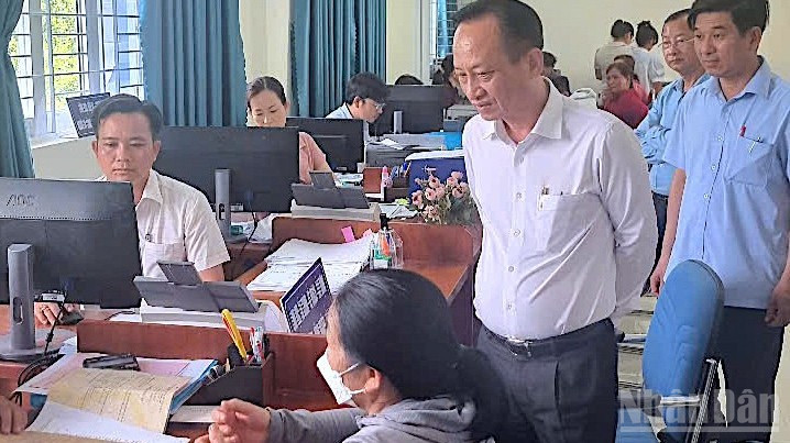 Phó Bí thư Tỉnh ủy, Chủ tịch Hội đồng nhân dân tỉnh Cà Mau Phạm Văn Thiều (sơ mi trắng) giám sát hoạt động giải quyết thủ tục hành chính ở cơ sở. ndo-br-thieu-5-6138.jpg
