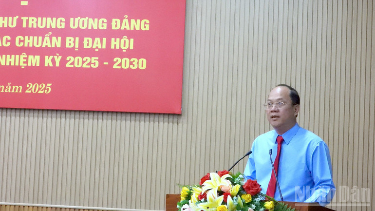 Bí thư Tỉnh ủy Cà Mau Nguyễn Hồ Hải phát biểu tại hội nghị. ndo_br_nhan-su-5-709.jpg